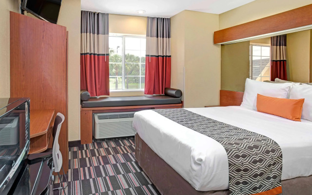 Microtel Inn & Suites by Wyndham Bushnell