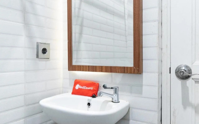De Natio Guest House Jalan Gaharu by RedDoorz