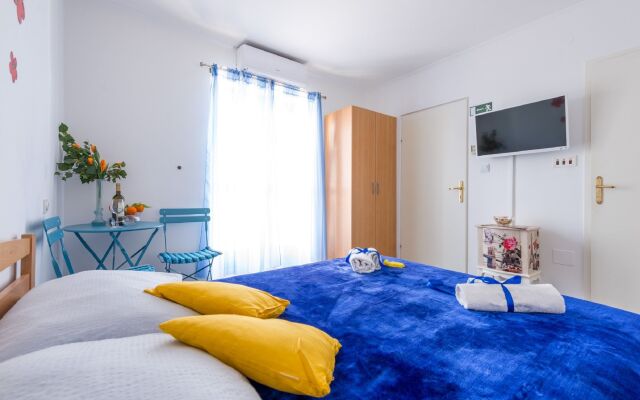 Apartments and Room Lora