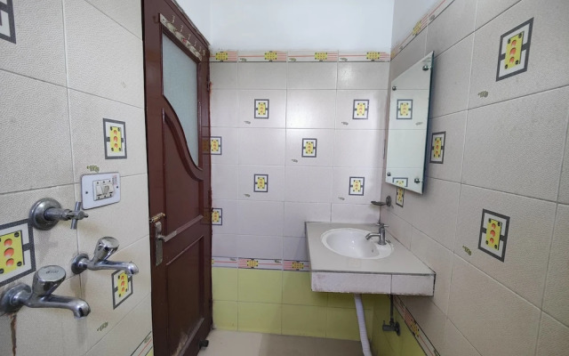 Harish Guest House -Railway Station Road