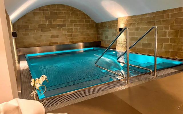 Moderne Altbauwohnung mit Pool und Sauna zentral in Bern