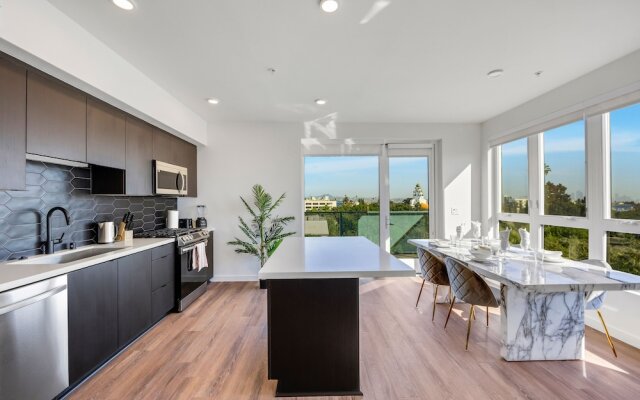 Luxury Apartment in Hollywood