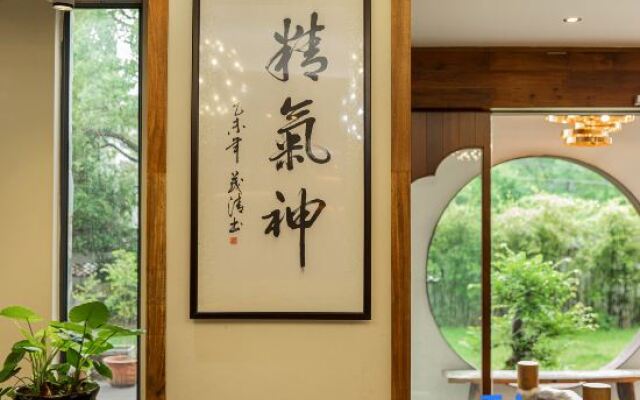 Anji Double Fish Hall Hot Spring Resort B&B (Longwangshan Canyon Drift Shop)