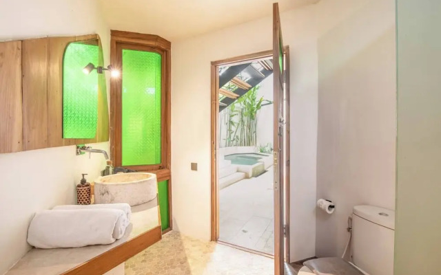 Modern 2-br Art Deco Villa, 800m From the Beach