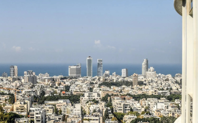 High-rise 3 bedroom Apartment with Balcony