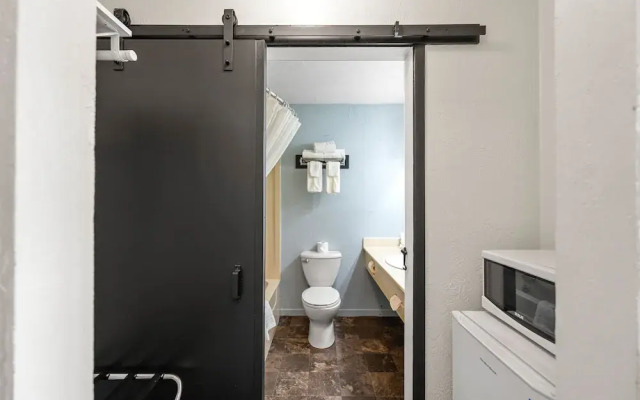 Auberge Shores Inn & Hotel