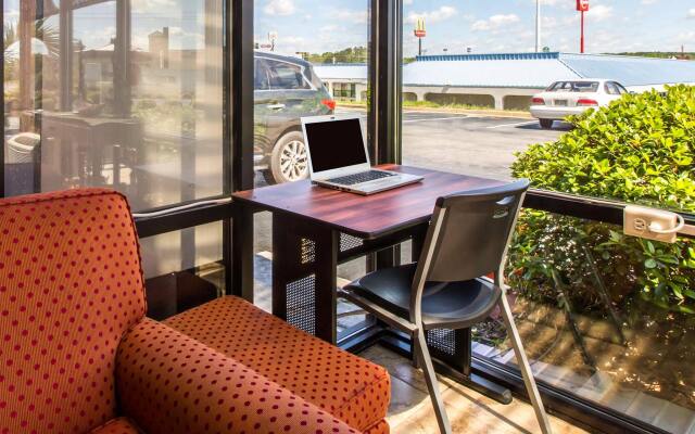 Econo Lodge Inn & Suites