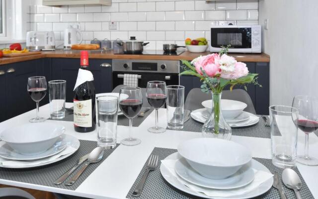 Orion House - sleeps 6, driveway, garden