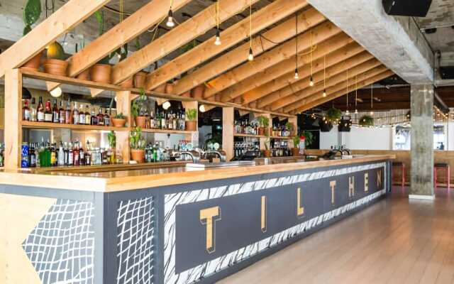 Barrys Beach Road Hotel