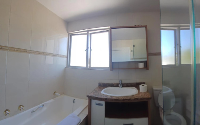 Mount Royal 09 - Large 1 bed with balcony