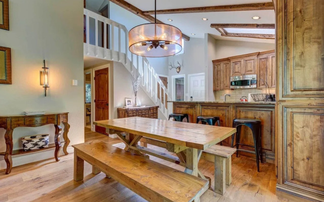 Mountain-view Vail Condo w/ Balcony + Gas Grill!