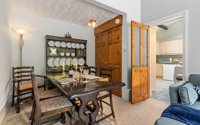 The Hollies - Short Walk to Beach, Peaceful Location, Parking