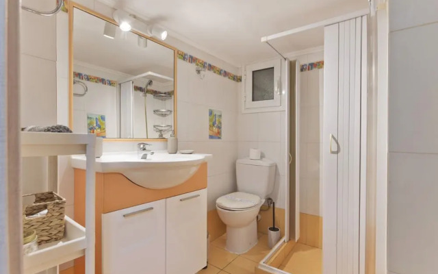 Irida With 1 Bedrooms and 1 Bathrooms