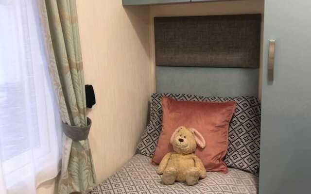 Superior 6 Berth Holiday Home in Suffolk,