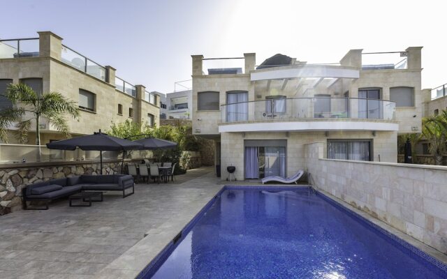 Luxury Villa 4BR with private pool & Jacuzzi Sea View