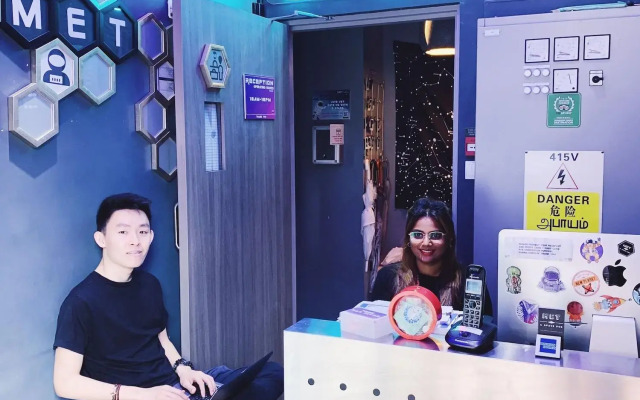 Met A Space Pod @ Arab Street