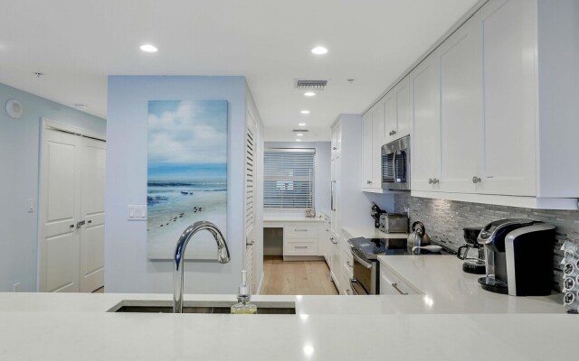 Beachfront Condo With 180-degree Views and Pool