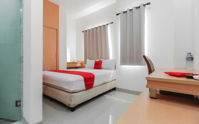 RedDoorz Plus near Galaxy Bekasi