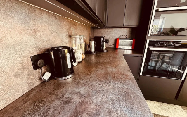 Luxury Adult-only 2-bedroom Bungalow With Hot Tub