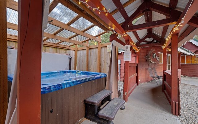 West Haus Escape 3 Bedroom Home by NW Comfy Cabins by RedAwning