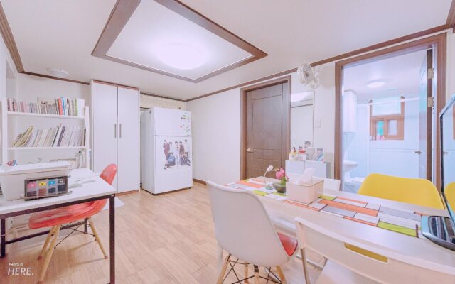Kpopstarz Guesthouse - Women Only