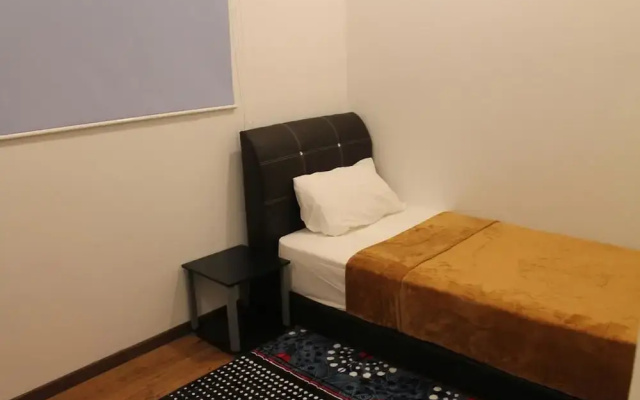 Cozy Crib at 7 Tree Seven Residence