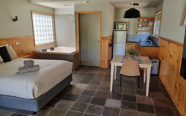 D'Altons Studios – Guest Rooms – Halls Gap