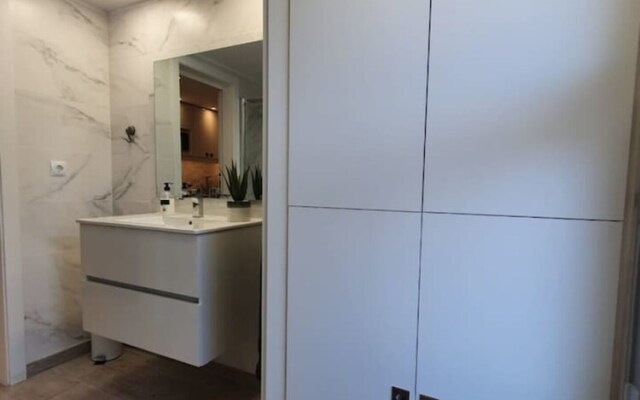 Modern Studio Apartment, Sea and Garden Views