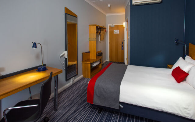 Holiday Inn Express Warwick - Stratford-upon-Avon, an IHG Hotel