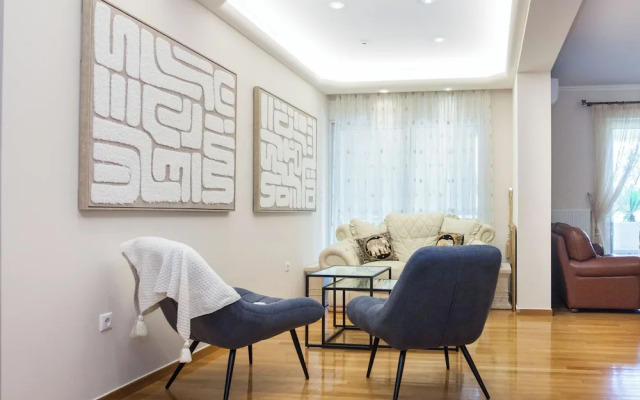 Luxe 3 Bd Penthouse 5 Min from Drosia