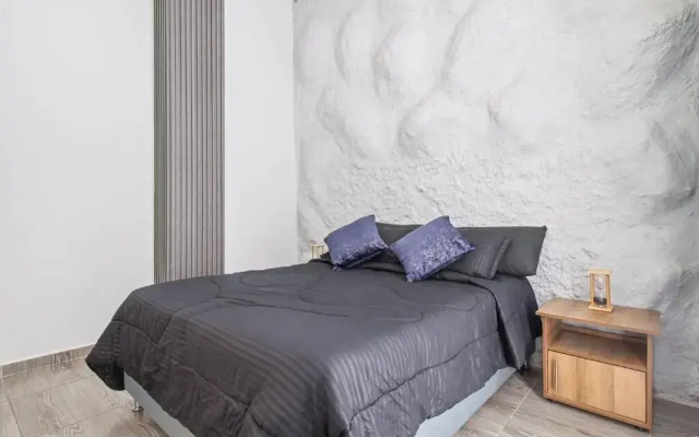 6 BR with Jacuzzi 1 block from LLeras