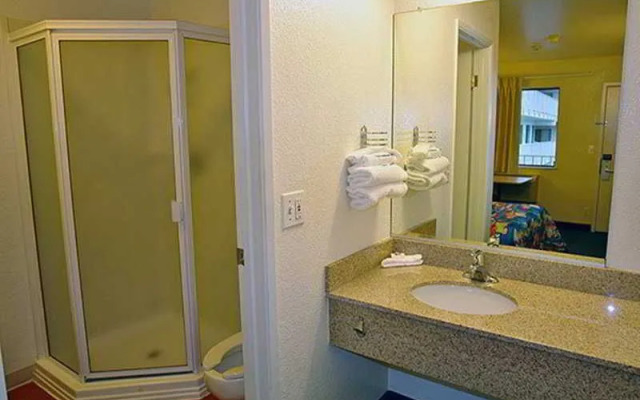 Motel 6 North Kirkland