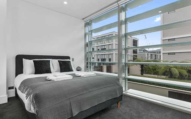 QV Upscale Modern Apt with Parking -965