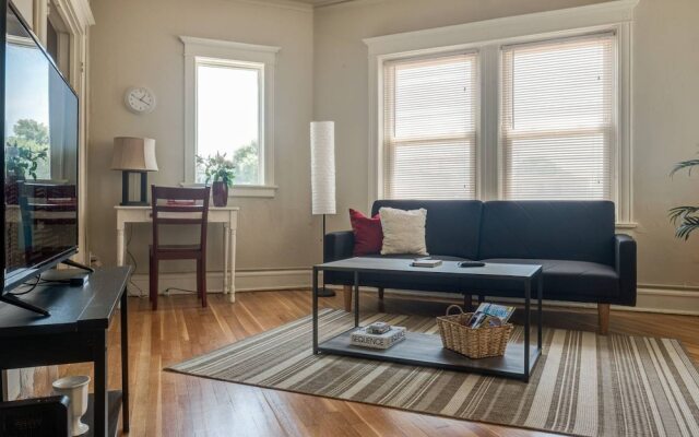 Lively 1 Bedroom Apt Near Lake