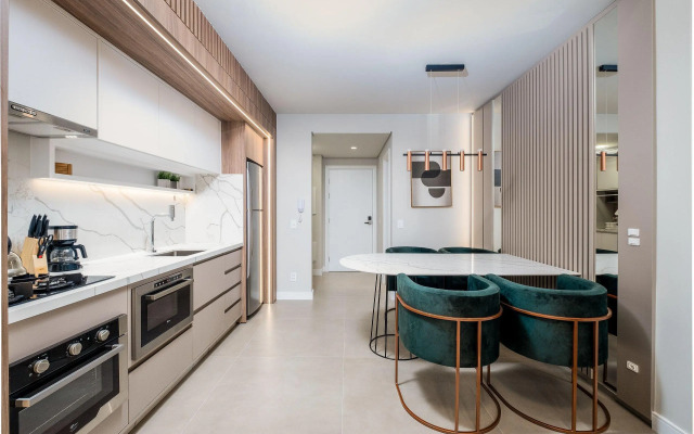 Apto confortável e completo em prédio novo JPR211