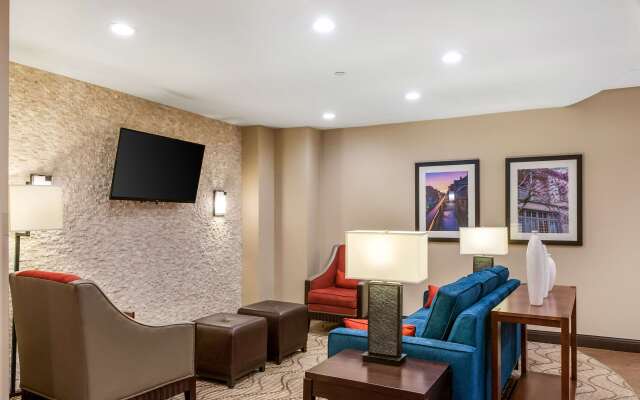 Comfort Inn & Suites At Copeland Tower