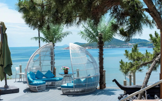 Laoshan Swan Castle Vacation Garden B&B