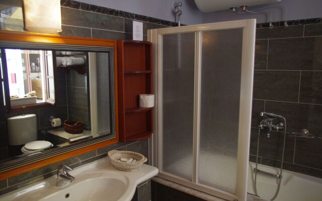 Faros Suites - Adults Only