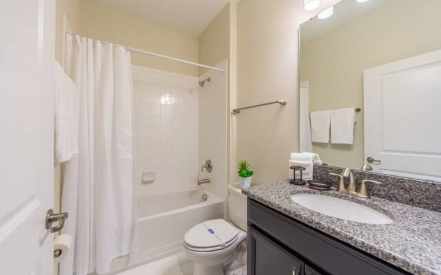 Champions Gate Luxury ! 6 Bedroom Home by RedAwning