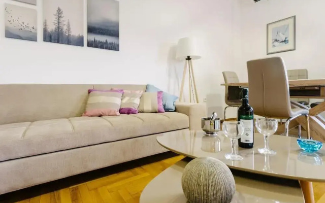 Bright apt. with view to Acropolis