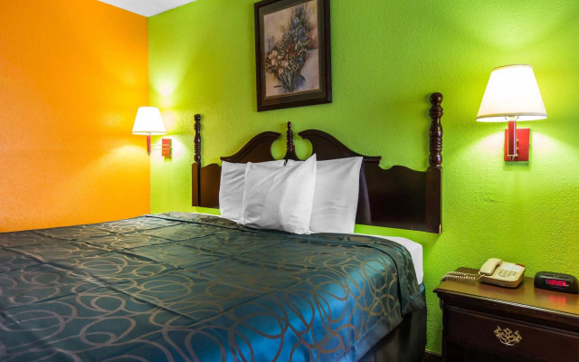 Econo Lodge Inn & Suites