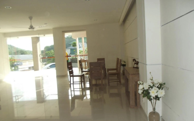 L Bajo Hotel