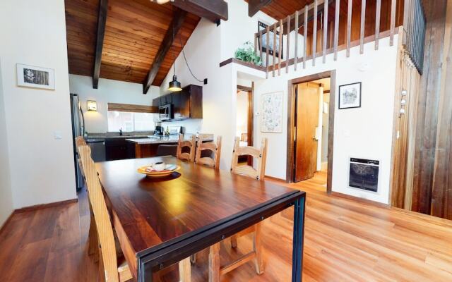 Mammoth Estates 113 Large Pet-Friendly Townhome, Walk to The Village, Private Washer Dryer by RedAwning