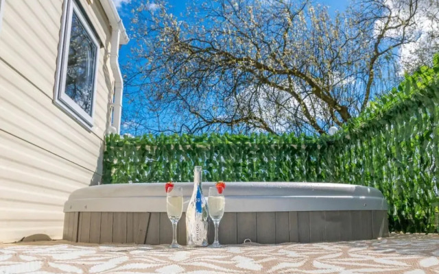 Tattershall Lakes Private Hot Tub Lodge - Sleeps 6
