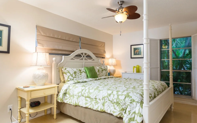 Crescent Street 1138 A by Vtrips