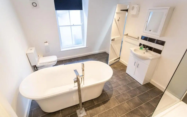 Ocean Apartment, 50 yds to Beach, Sleeps 10