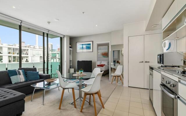 Beautiful Two Bedroom - Pool, Gym & Free Parking!