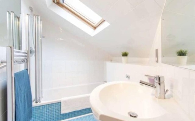 Modern 2 Double Bedroom Flat Near Gloucester Road