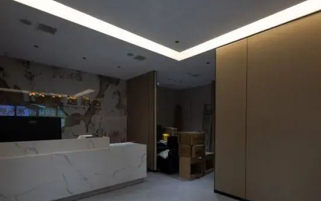 Yiyang Qianyi Hotel (North Branch of City College)