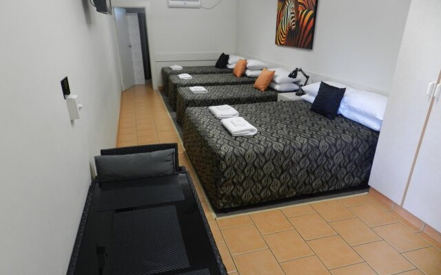 Golden Palms Motor Inn